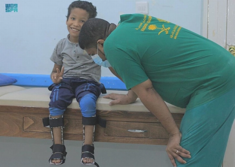 أحد الأطفال يركب قدمين صناعيين بسبب الألغام