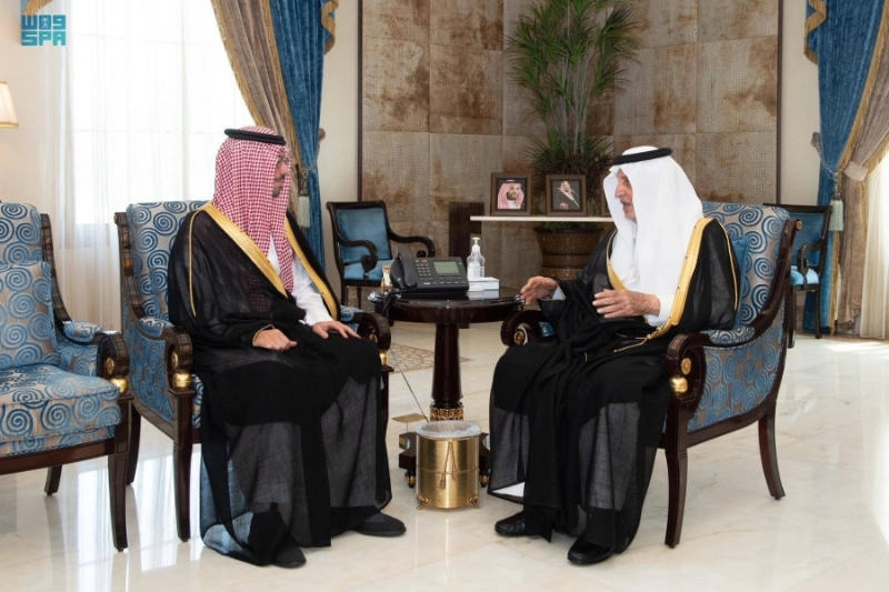 خالد الفيصل لدى استقباله سعود بن عبدالله (واس)
