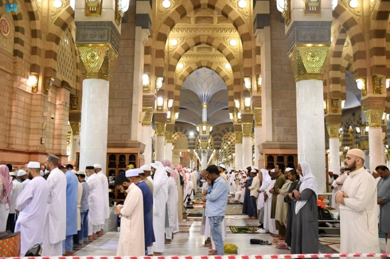 مصلون في المسجد النبوي (مكة)