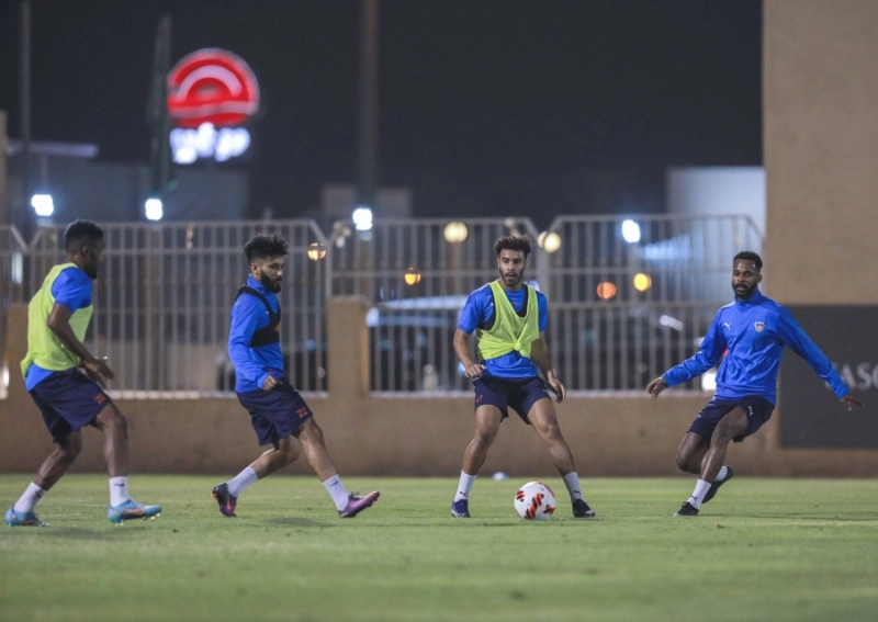 مناورة بين لاعبي الفيحاء