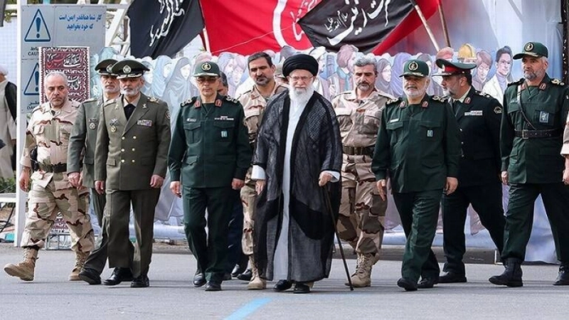 خامنئي محاط بعناصر الحرس الثوري (مكة)