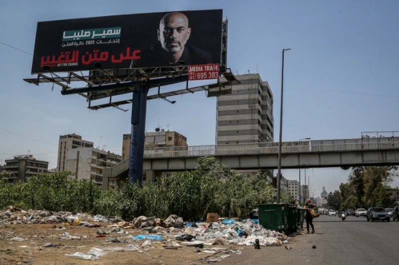 لوحة انتخابية فوق كوم قمامة في بيروت