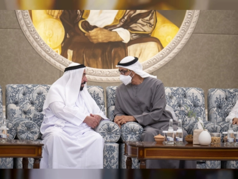 حاكم الشارقة يعزي محمد بن زايد (واس)