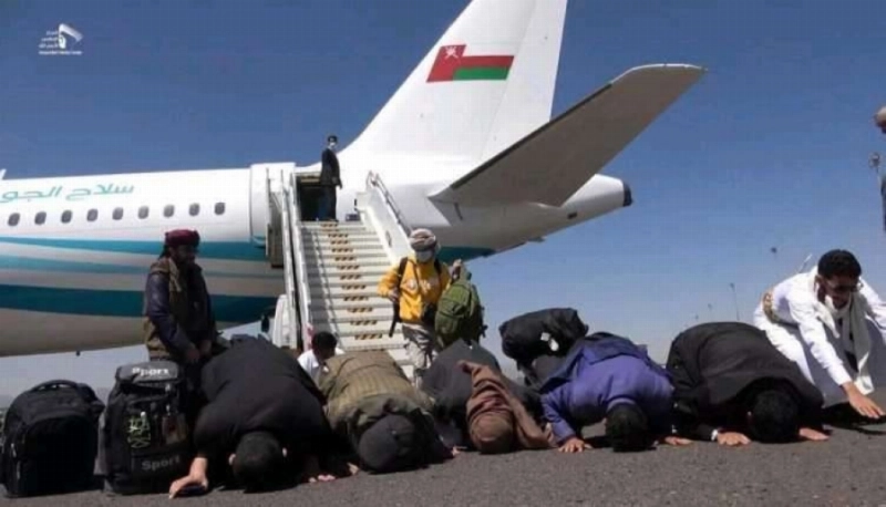 يمنيون يؤدون الصلاة أمام أول رحلة طيران بعد 6 سنوات (مكة)
