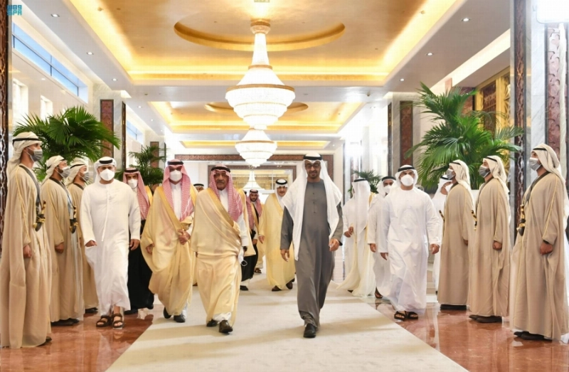الشيخ محمد بن زايد لدى استقباله الأمراء (واس)