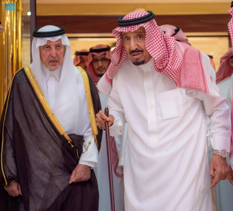 الملك سلمان خلال مغادرته مستشفى الملك فيصل التخصصي بجدة (واس)