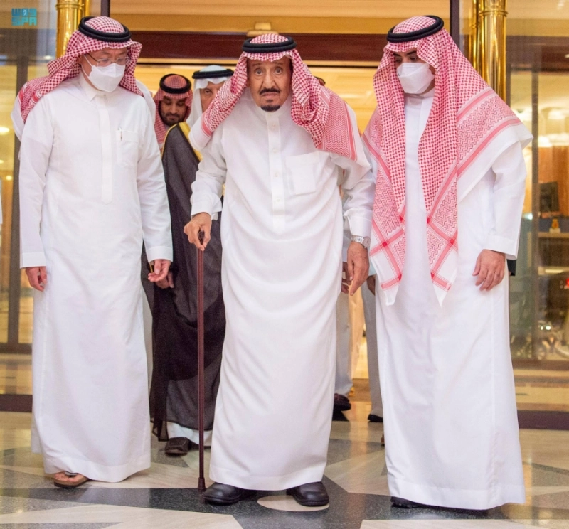 الملك سلمان خلال مغادرته مستشفى الملك فيصل التخصصي بجدة (واس)