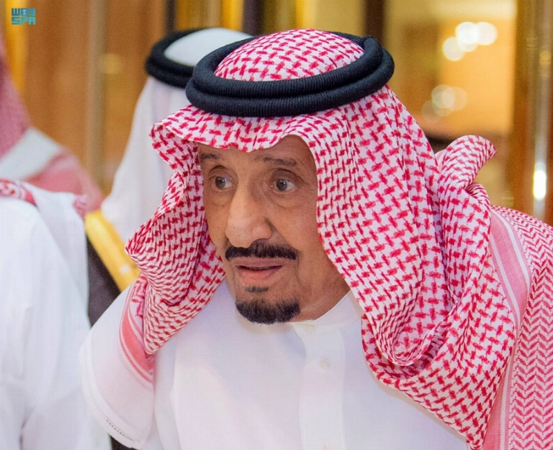 الملك سلمان خلال مغادرته مستشفى الملك فيصل التخصصي بجدة (واس)