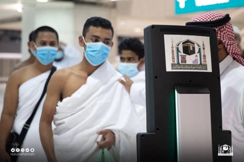 معتمرون خلال استخدام الروبوت (مكة)