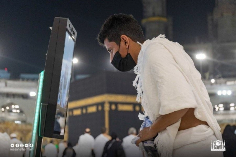 معتمر يتعامل مع الروبوت (مكة)