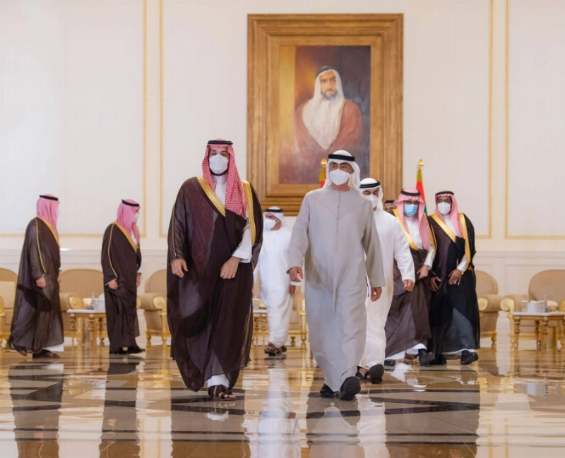 الشيخ محمد بن زايد لدى استقباله الأمير محمد بن سلمان في أبوظبي أمس