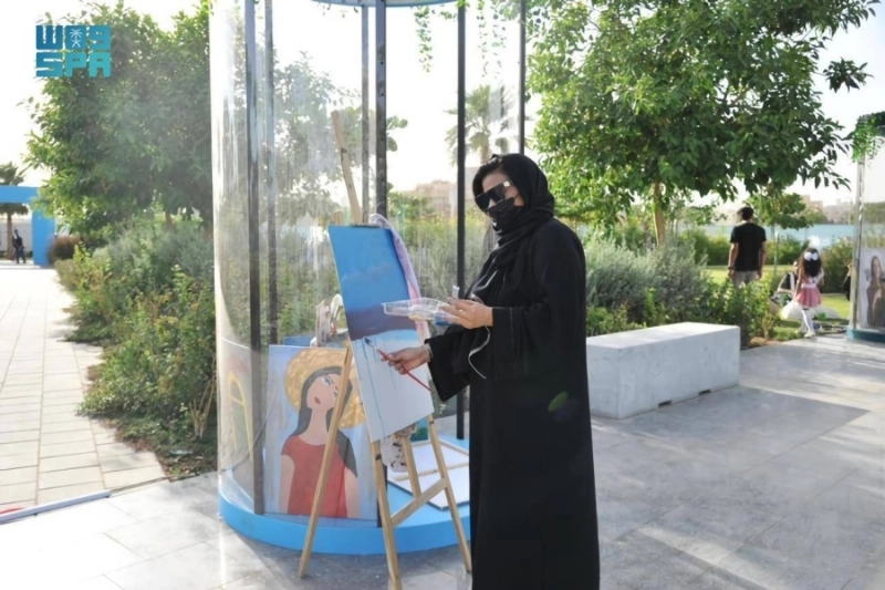 فتاة تمارس الرسم خلال فعاليات موسم جدة (مكة)