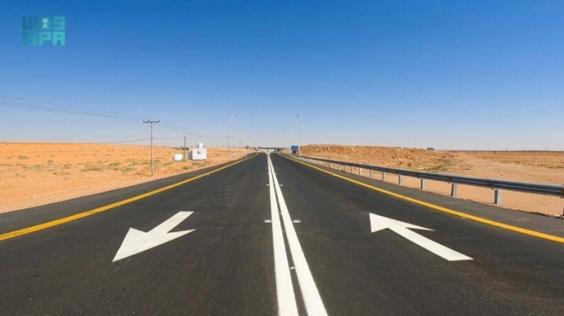 اللون الأبيض بين مسارات الطرق (مكة)