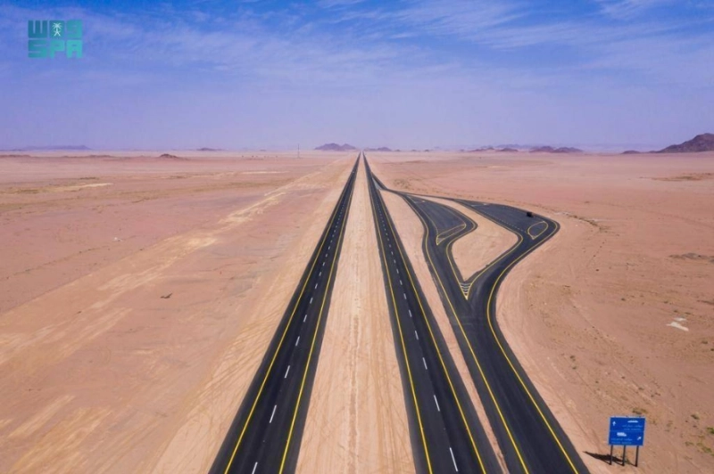 اللون الأصفر على جنبات الطرق (مكة)