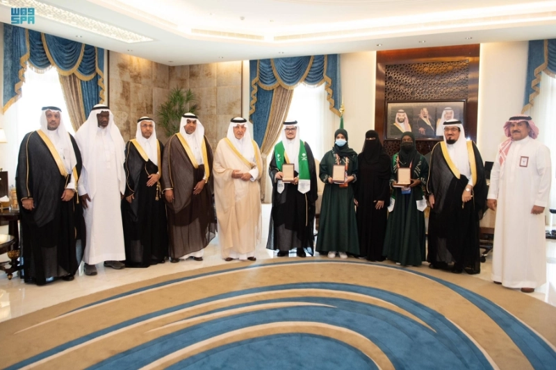 خالد الفيصل خلال تكريمه الطلاب الفائزين (مكة)