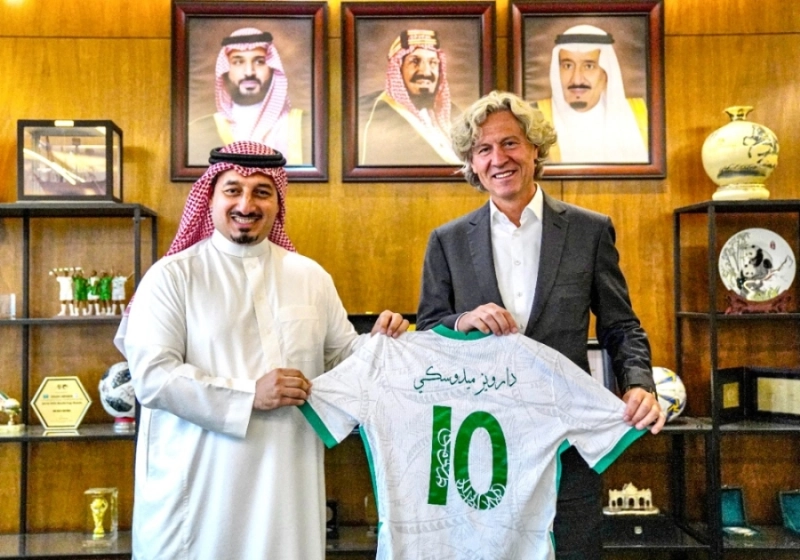 المسحل يهدي ميودوسكي قميص الأخضر