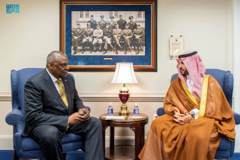 الأمير خالد بن سلمان خلال لقائه لويد أوستن (واس)