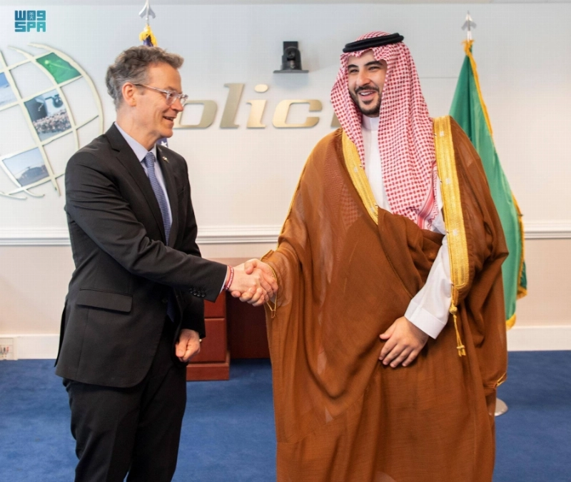 الأمير خالد بن سلمان مصافحا كولن كال