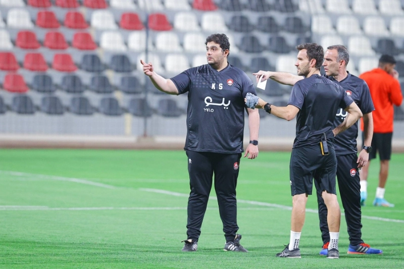 الجهاز الفني لفريق الرائد خلال التدريبات