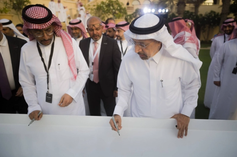 الوزيران الفالح والخريف خلال حفل توقيع وثائق شركة لوسد