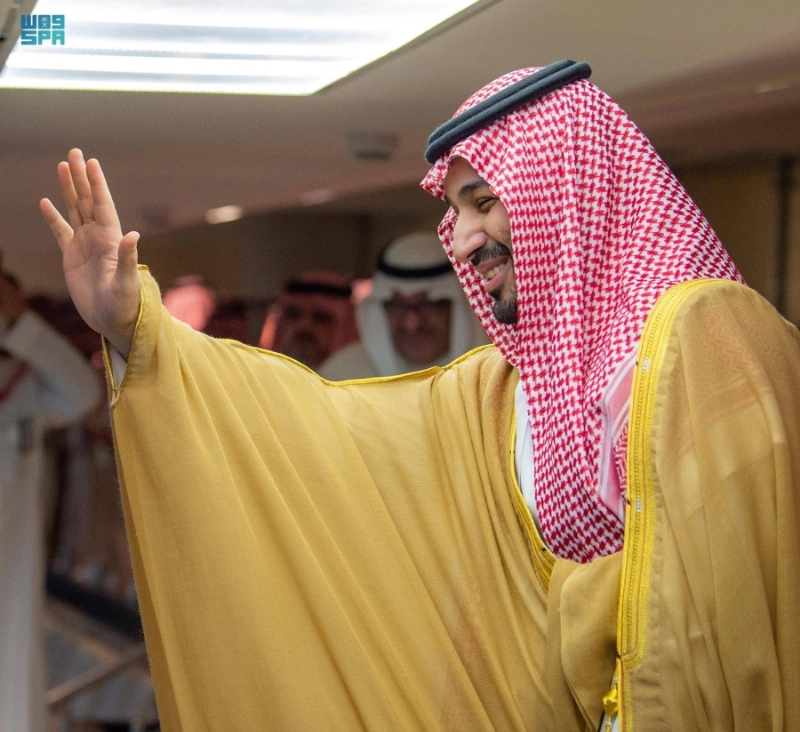الأمير محمد بن سلمان محييا الحضور عقب التتويج (واس)
