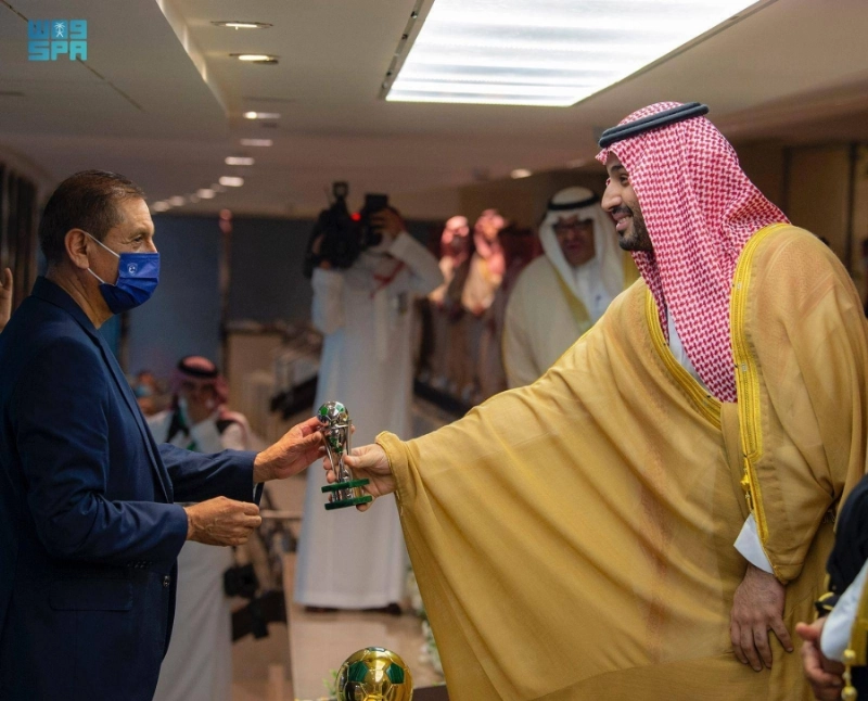 الأمير محمد بن سلمان لحظة تسليمه فريق الفيحاء الكأس (واس)