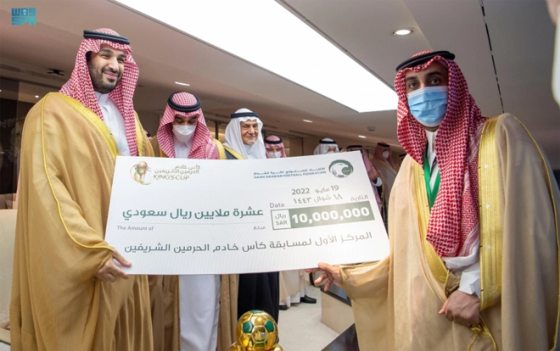 الأمير محمد بن سلمان يسلم شيكا بـ10ملايين للفيحاء(واس)