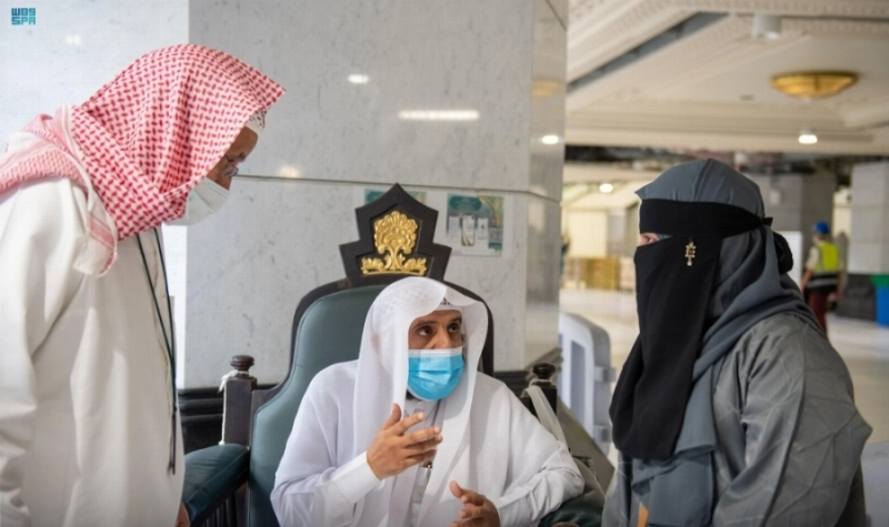أحد المشايخ يجيب على سائلة (مكة)