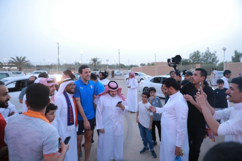 حارس الفيحاء فلاديمير ستويكوفيتش محاطا بمشجعي الفريق