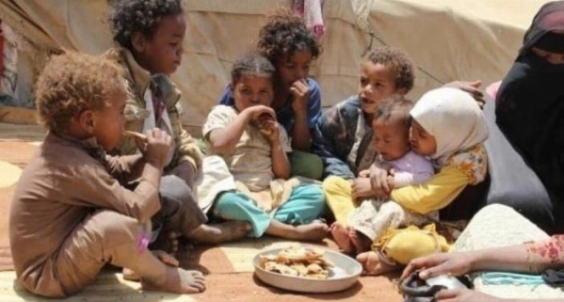 أطفال يلتفون حول خبز (مكة)