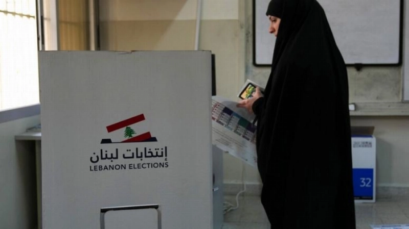 سيدة تدلي بصوتها في انتخابات لبنان (مكة)