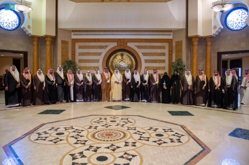 خالد الفيصل يتوسط اعضاء مجلس الشورى (مكة)