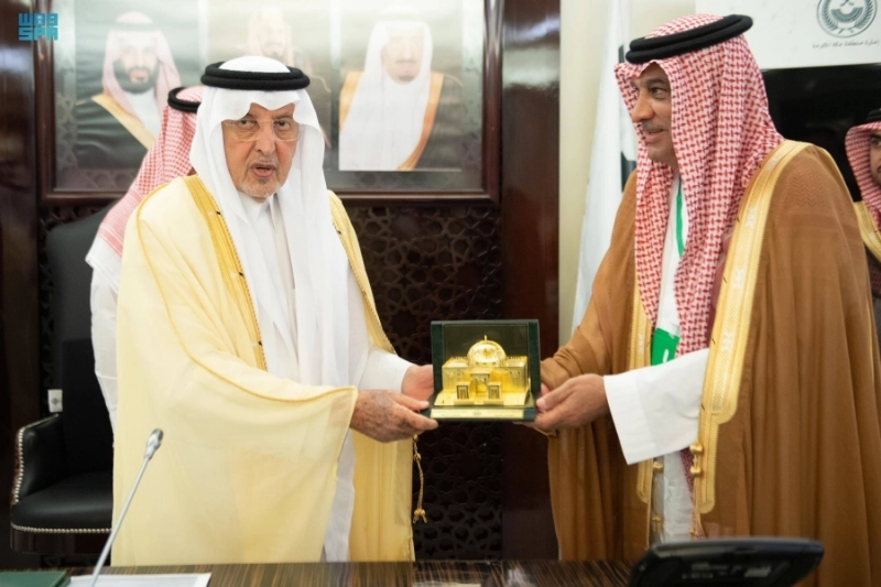خالد الفيصل يتلقى هدية أيمن فاضل (مكة)