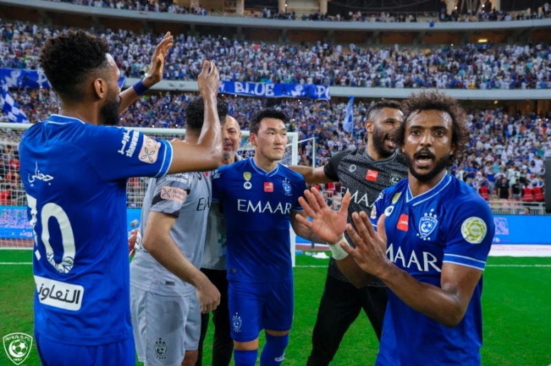 فرحة عدد من لاعبي الهلال عقب الفوز على الاتحاد
