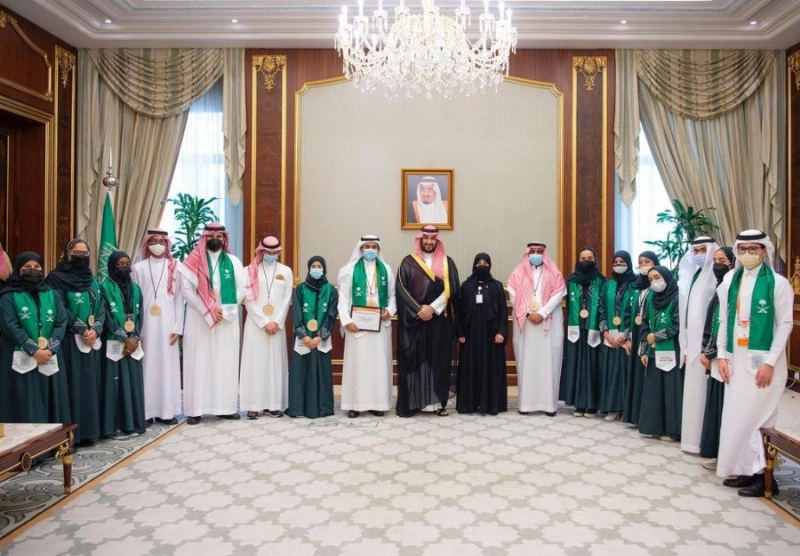 الأمير محمد بن سلمان خلال استقباله الطلاب الفائزين (واس)