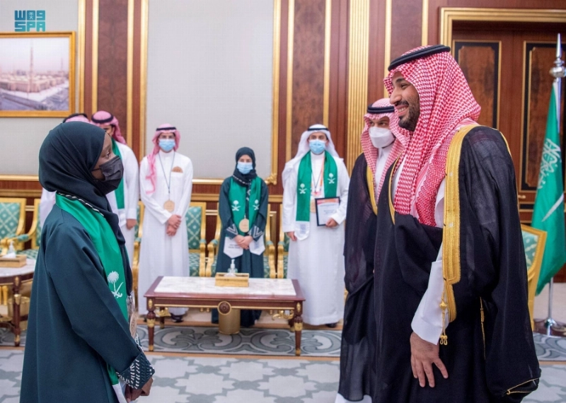 الأمير محمد بن سلمان خلال استقباله الطلاب الفائزين (واس)