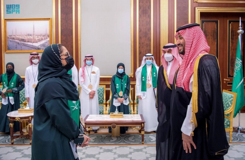 الأمير محمد بن سلمان خلال استقباله الطلاب الفائزين (واس)