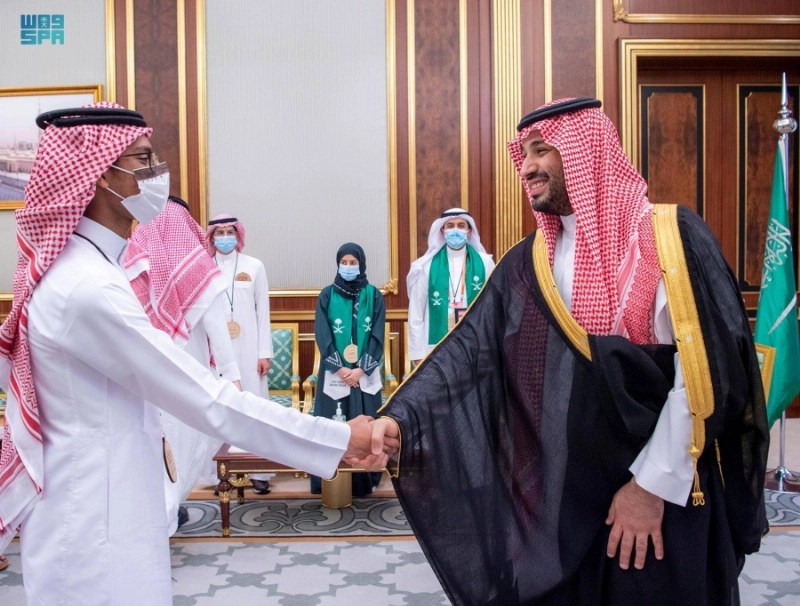 الأمير محمد بن سلمان خلال استقباله الطلاب الفائزين (واس)