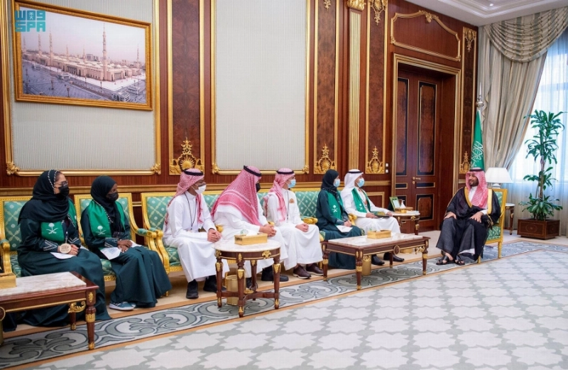 الأمير محمد بن سلمان خلال استقباله الطلاب الفائزين (واس)