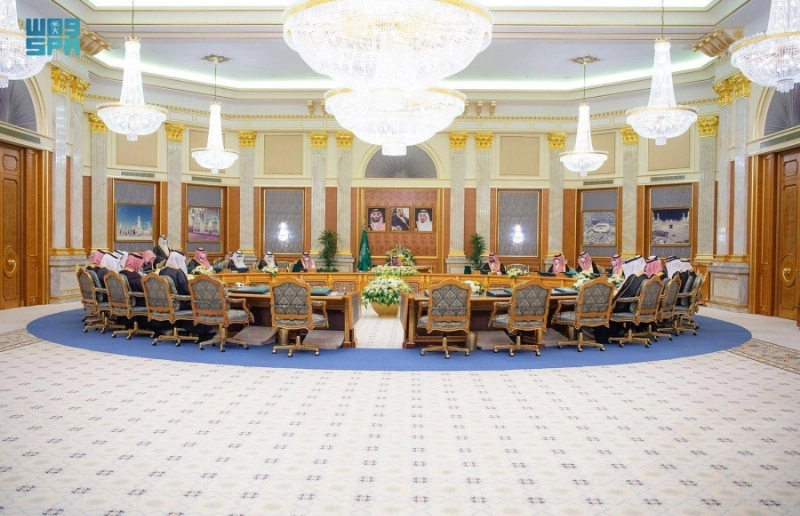 خادم الحرمين لدى ترؤسه جلسة مجلس الوزراء أمس في جدة (واس)