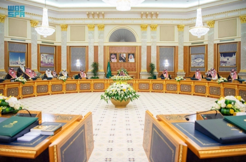 خادم الحرمين لدى ترؤسه جلسة مجلس الوزراء أمس في جدة (واس)
