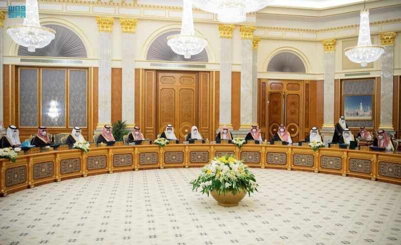 خادم الحرمين لدى ترؤسه جلسة مجلس الوزراء أمس في جدة (واس)