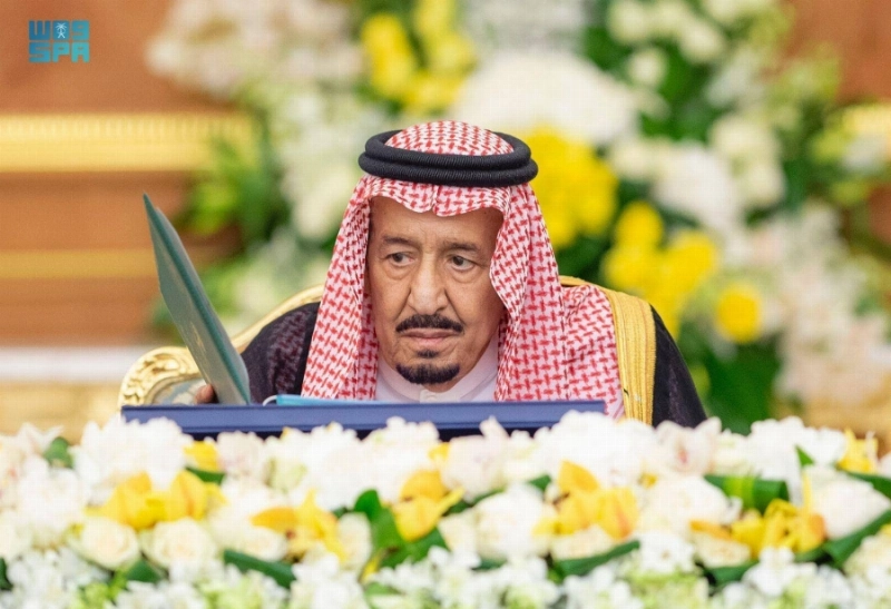 خادم الحرمين لدى ترؤسه جلسة مجلس الوزراء أمس في جدة (واس)