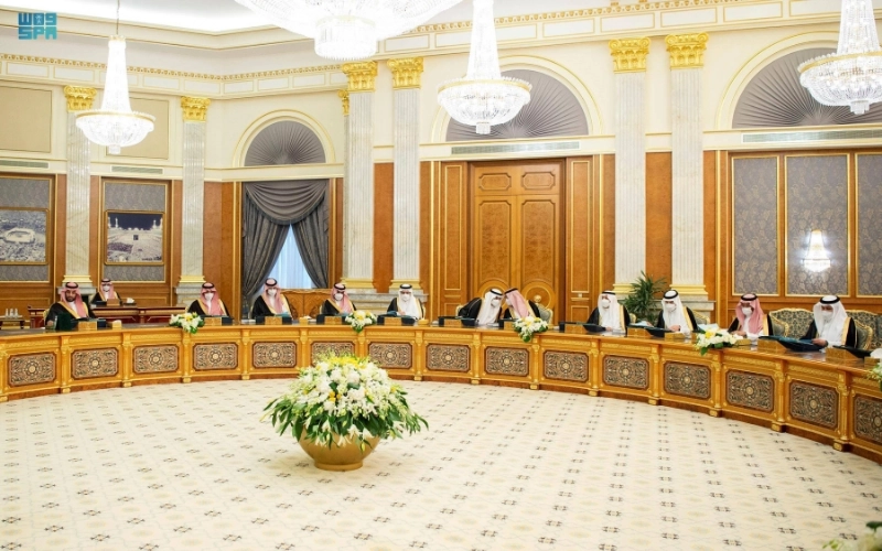 خادم الحرمين لدى ترؤسه جلسة مجلس الوزراء أمس في جدة (واس)