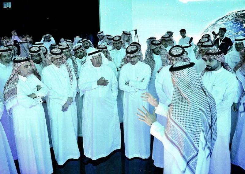 رئيس الهيئة يشرح لضيوف الحفل اهداف بوابة حصين (مكة)