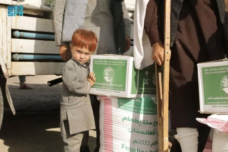 طفل يمسك بإحدى السلال (واس)