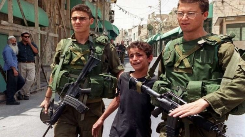 عناصر إسرائيلية تقبض على طفل فلسطيني (مكة)