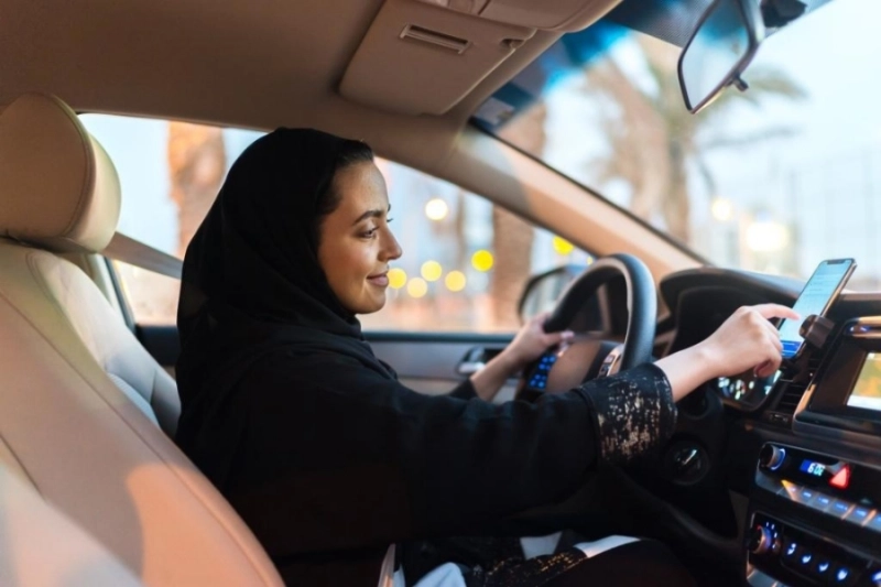 سيدة تقود إحدى مركبات التطبيقات (مكة)
