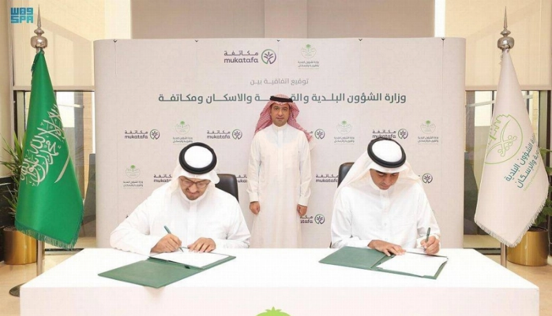 الحقيل أثناء توقيع الاتفاقية