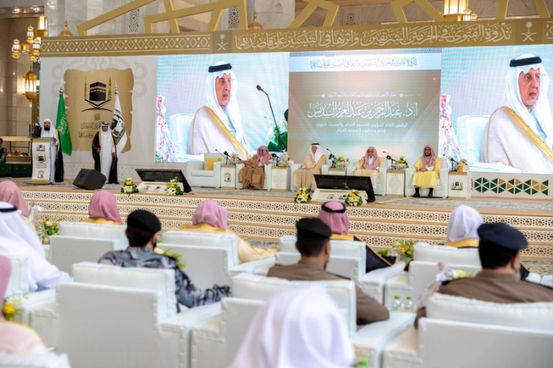خالد الفيصل لدى رعايته انطلاق الندوة (مكة)